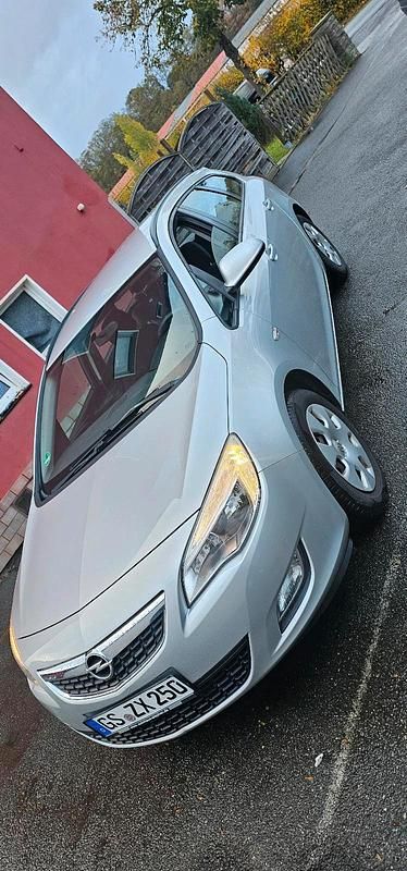 Silber Gebraucht 2011 Opel Astra Sport Kombi | 2.249 € (Guter Preis) - Bild 1/4