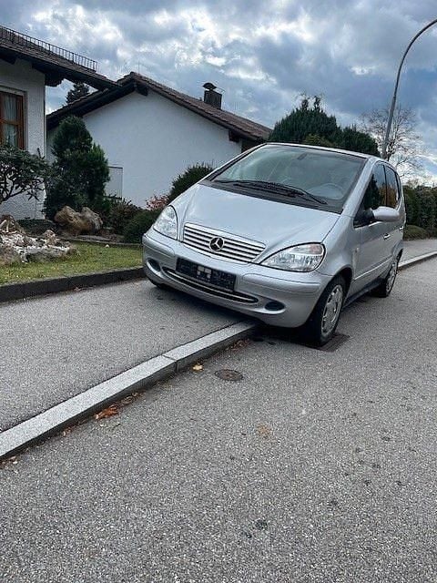 Grau Gebraucht 2001 Mercedes A140 Classic Van / Kleinbus | 1.490 € (Fairer Preis) - Bild 1/4