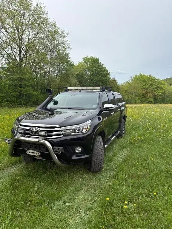 Używany Toyota HiLux 150 KM (110 kW) 2017 Czarny Pickup