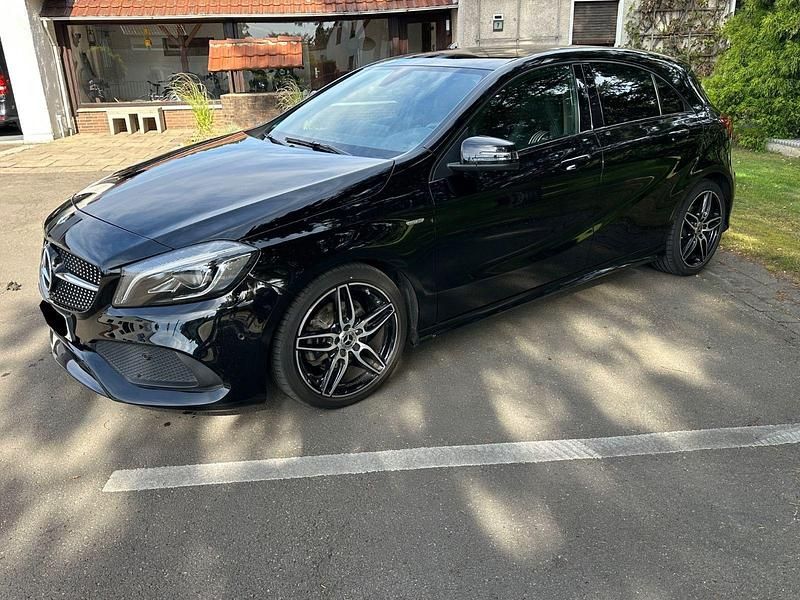Schwarz Gebraucht 2017 Mercedes A180 AMG line Limousine | 17.800 € (Etwas zu teuer) - Bild 1/4