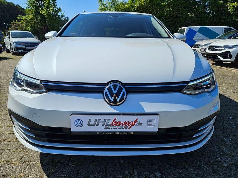 Weiß Gebraucht 2020 VW Golf VIII Life Limousine | 21.590 € (Fairer Preis) - Bild 1/4