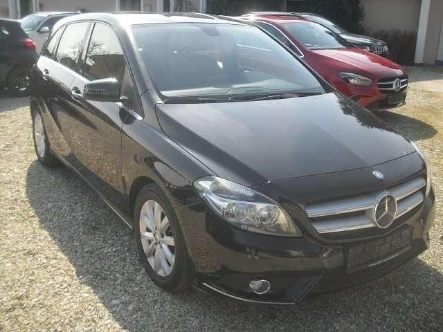 Gebraucht Mercedes B200 136 PS (100 kW) 2014 Kosmosschwarz  metalliclack Kleinwagen