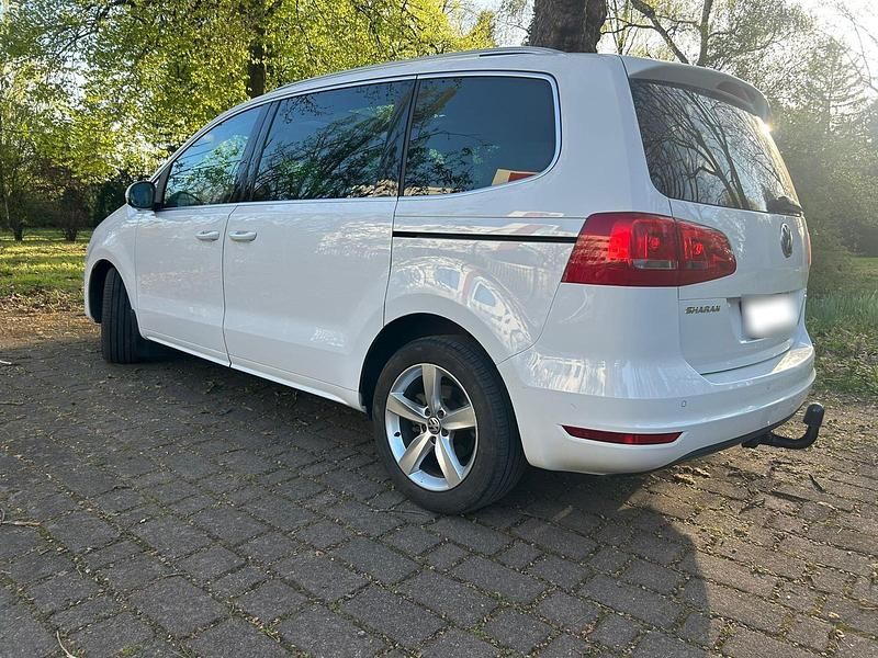 Second-hand VW Sharan 140 CP (102 kW) 2014 Alb Monovolum
