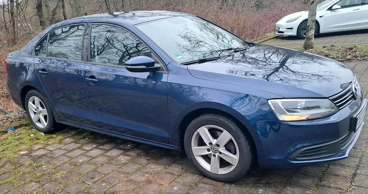 Gebraucht VW Jetta 122 PS (89 kW) 2013 Blau Limousine