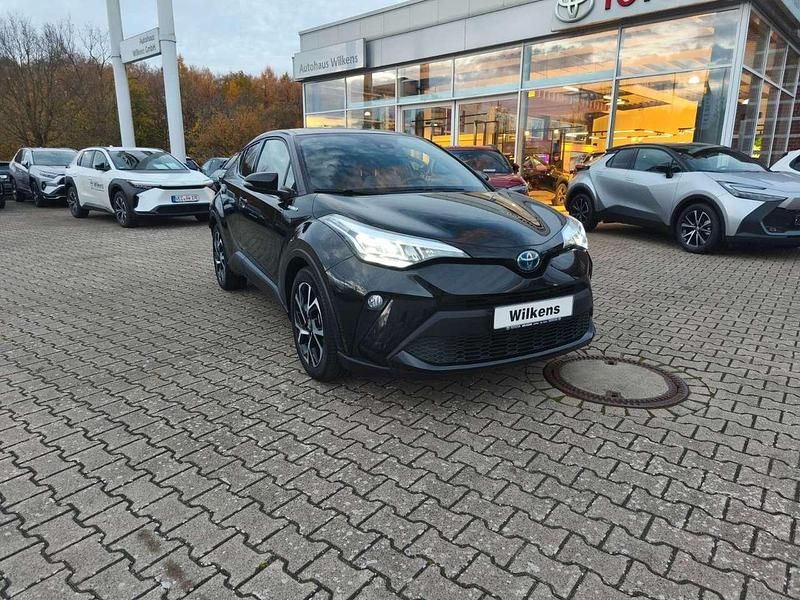 Mysticschwarz Gebraucht 2021 Toyota C-HR+ Team SUV | 25.900 € (Etwas zu teuer) - Bild 1/4
