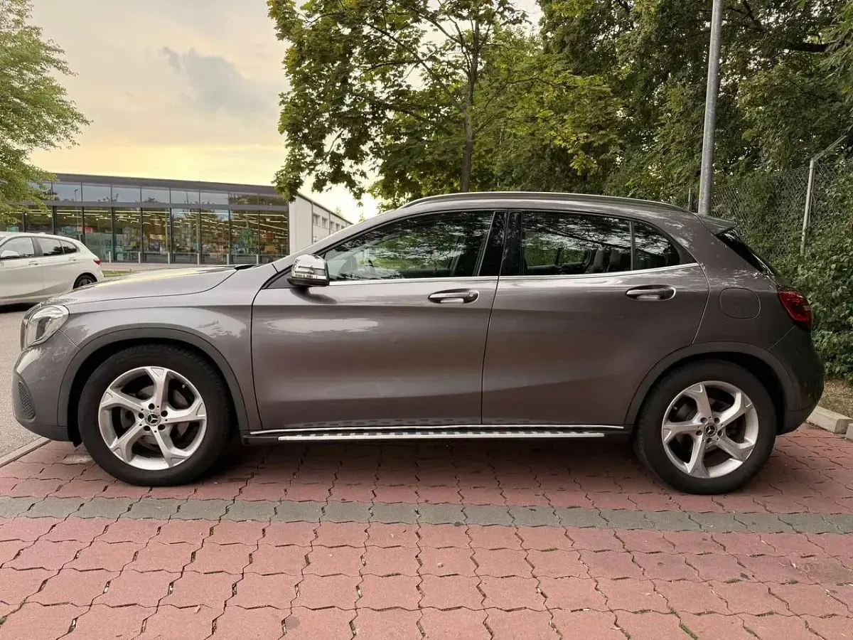 Gebraucht Mercedes GLA200 Urban 156 PS (114 kW) 2019 Grau SUV