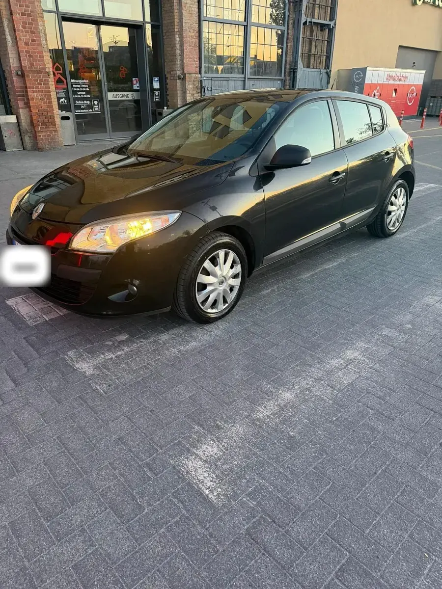 Używany Renault Mégane 110 KM (80 kW) 2011 Czarny Sedan/Limuzyna