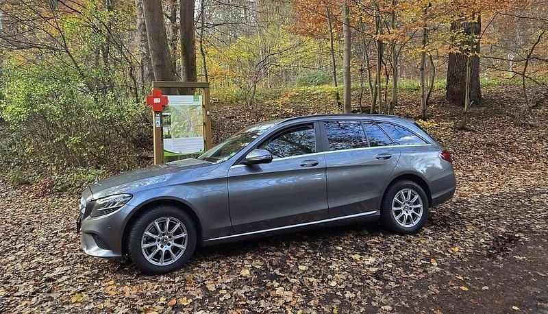 Grau Gebraucht 2021 Mercedes C180 Kombi | 15.950 € (Superpreis) - Bild 1/4