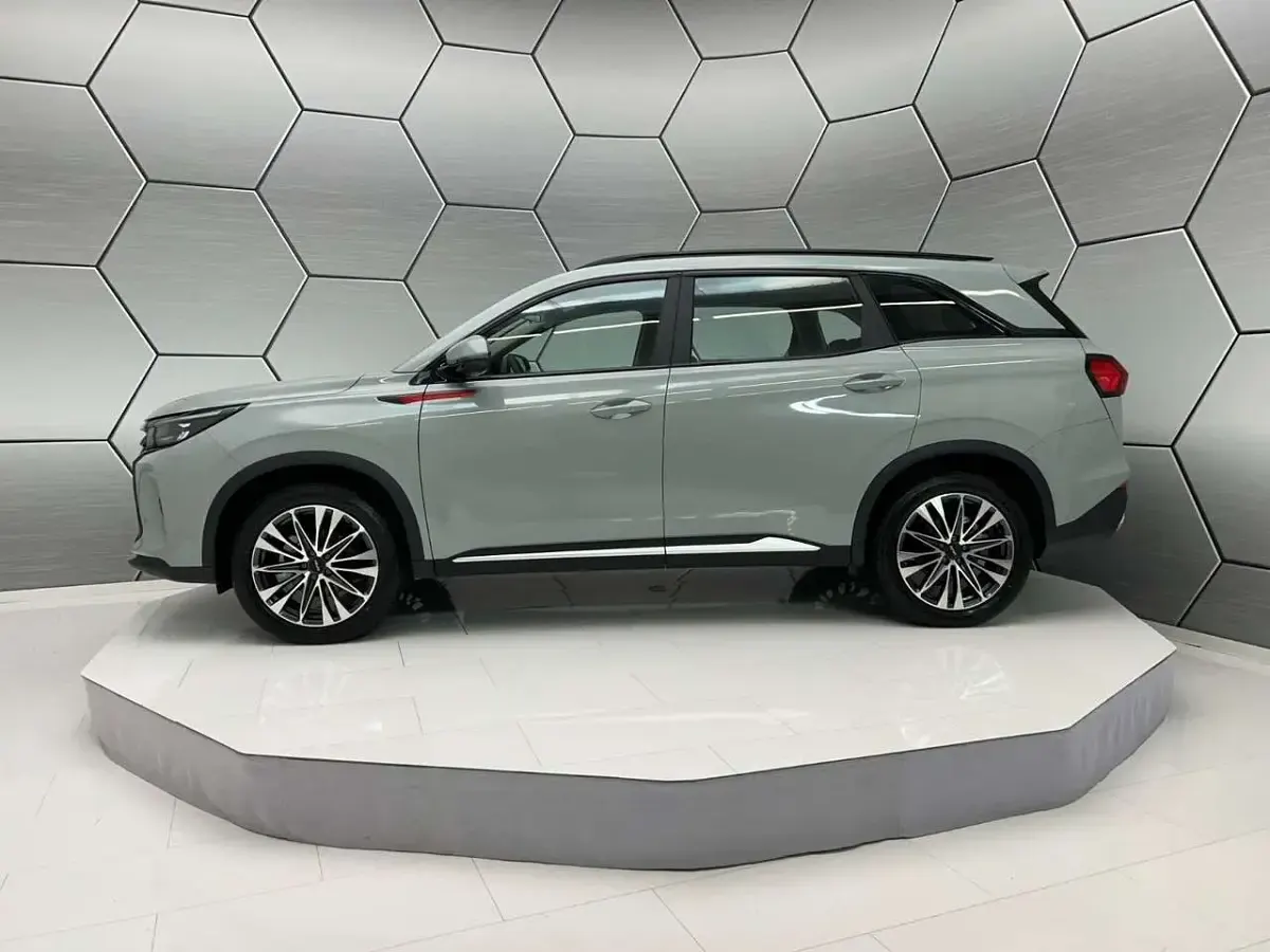 Neu DFSK Fengon 177 PS (130 kW) 2025 Grau SUV