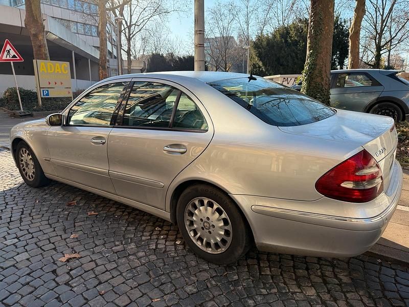 Gebraucht Mercedes E200 150 PS (110 kW) 2005 Silber Limousine