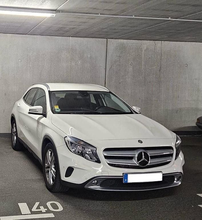 Weiß Gebraucht 2015 Mercedes GLA220 Urban SUV | 15.500 € (Guter Preis) - Bild 1/4