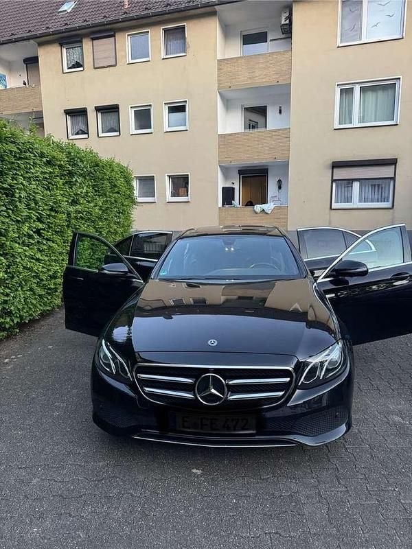 Schwarz Gebraucht 2019 Mercedes E220 Avantgarde Limousine | 29.999 € (Guter Preis) - Bild 1/4