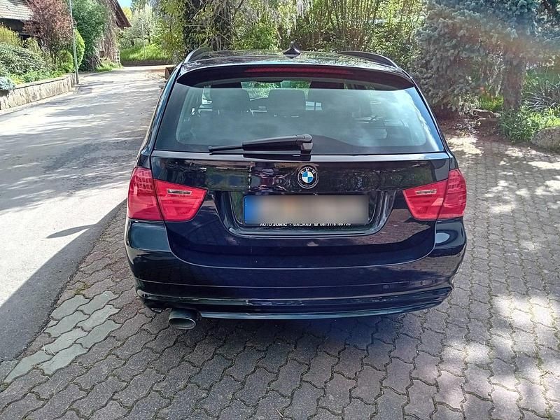 Gebraucht BMW 320 184 PS (135 kW) 2011 Schwarz Coupé