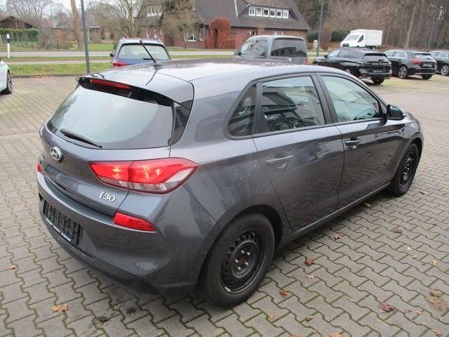 Gebraucht Hyundai i30 Select 101 PS (74 kW) 2017 Grau Limousine