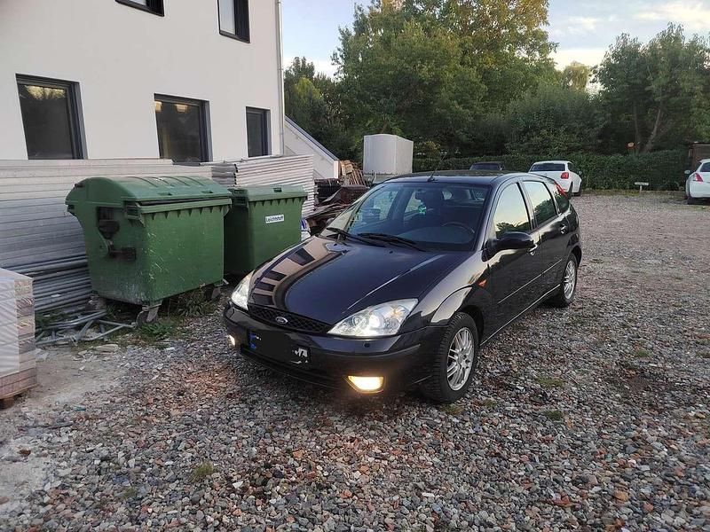 Schwarz Gebraucht 2003 Ford Focus Ghia Limousine | 599 € (Guter Preis) - Bild 1/4