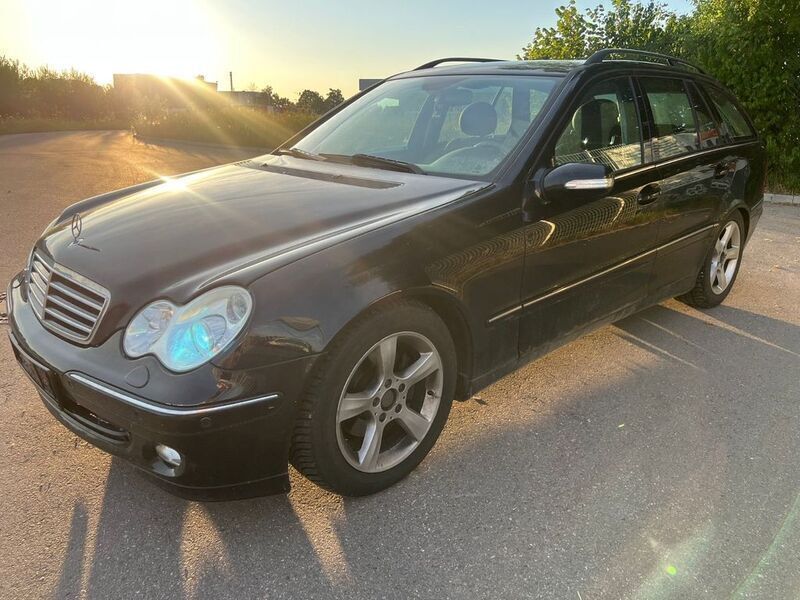 Schwarz Gebraucht 2004 Mercedes C200 Avantgarde Limousine | 990 € (Superpreis) - Bild 1/4