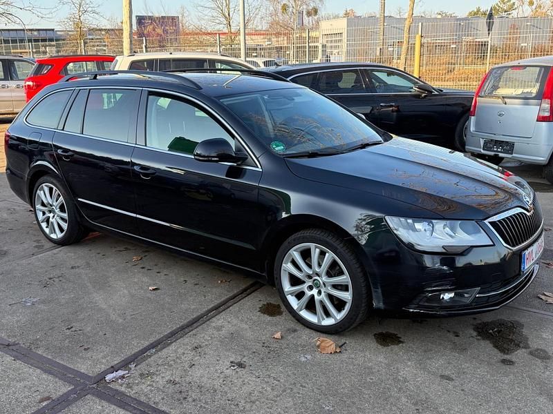 Schwarz Gebraucht 2015 Skoda Superb Kombi | 9.999 € (Superpreis) - Bild 1/4