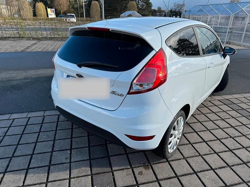 Gebraucht Ford Fiesta 68 PS (50 kW) 2014 Weiß Kleinwagen