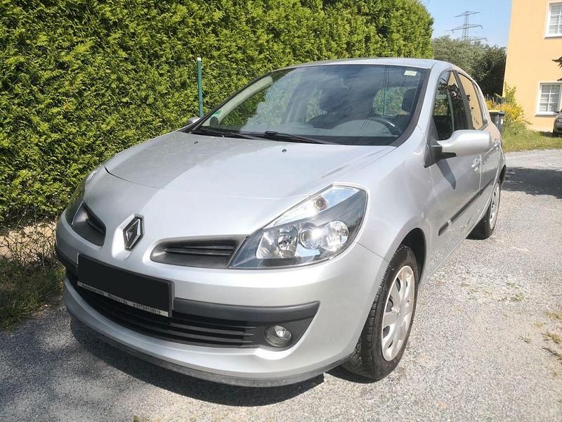 Silber Gebraucht 2007 Renault Clio II Dynamique Limousine | 2.590 € (Fairer Preis) - Bild 1/4