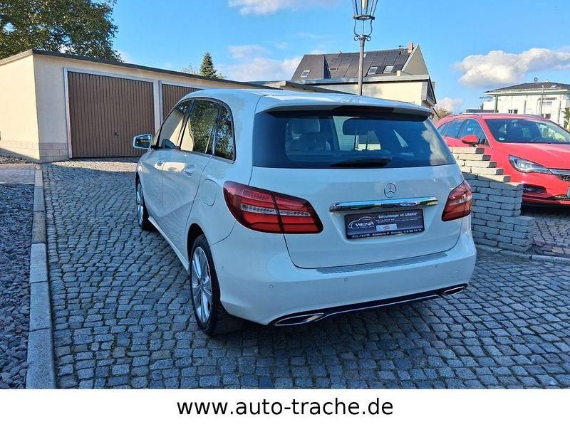 Gebraucht Mercedes B180 122 PS (89 kW) 2016 Calcitweiss/zirrusweiss Van / Kleinbus