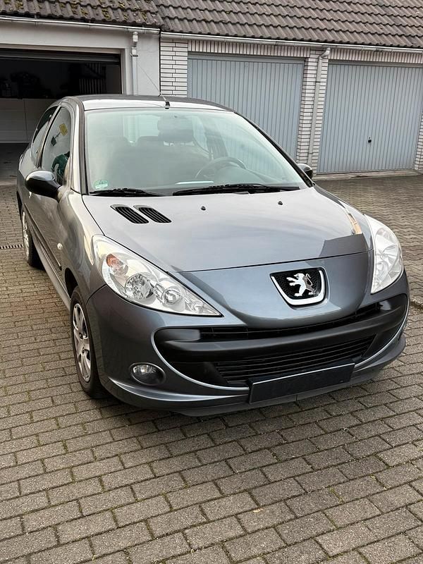 Grau Gebraucht 2009 Peugeot 206+ Kleinwagen | 2.700 € (Fairer Preis) - Bild 1/4