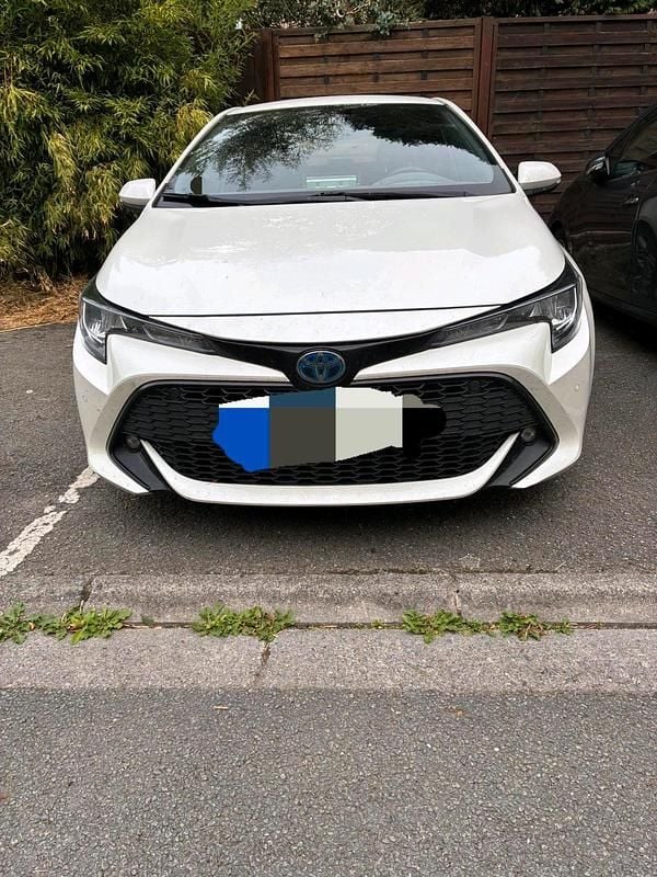 Weiß Gebraucht 2022 Toyota Corolla Limousine | 16.000 € - Bild 1/4