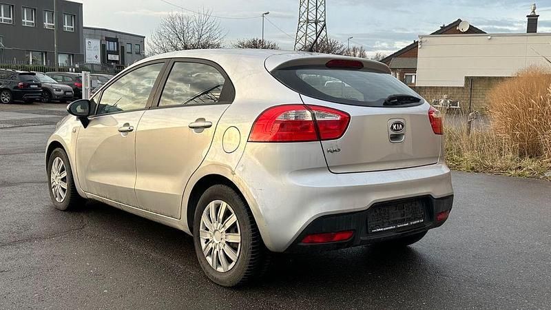 Gebraucht Kia Rio Edition 7 86 PS (63 kW) 2012 Brilliantsilber met. Limousine