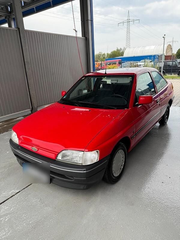 Rot Gebraucht 1992 Ford Escort Kleinwagen | 2.000 € - Bild 1/4