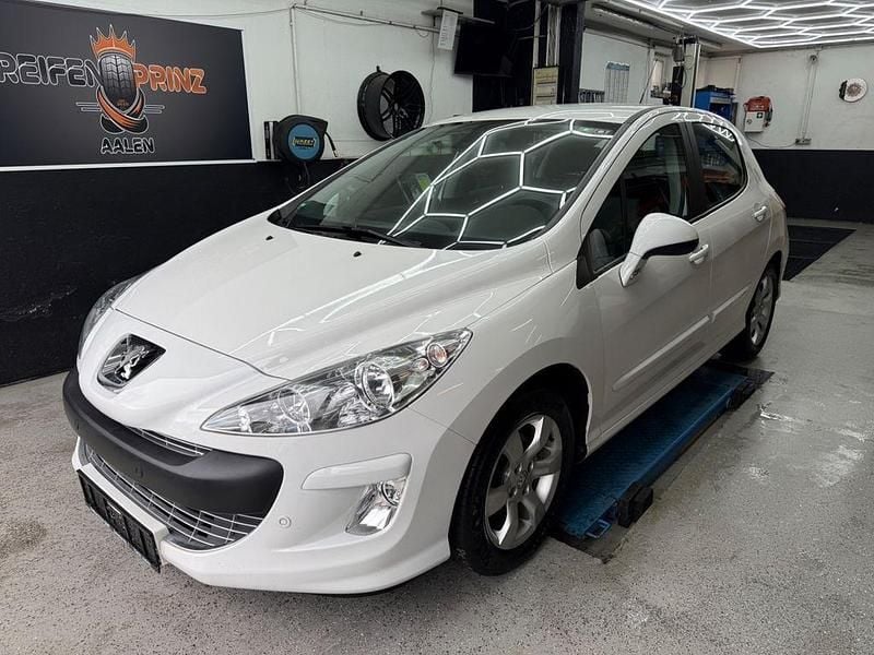 Gebraucht Peugeot 308 Active 120 PS (88 kW) 2011 Weiß Limousine