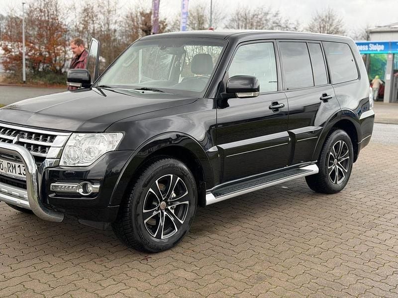 Schwarz Gebraucht 2015 Mitsubishi Pajero Diamant Edition SUV | 34.444 € (Teuer) - Bild 1/4