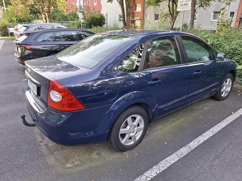 Blau Gebraucht 2009 Ford Focus Ambiente Limousine | 2.500 € (Guter Preis) - Bild 1/4