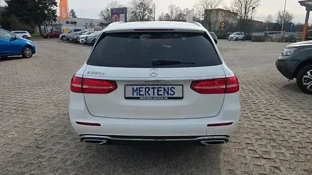Gebraucht Mercedes E220 Avantgarde 194 PS (142 kW) 2018 Weiß Limousine