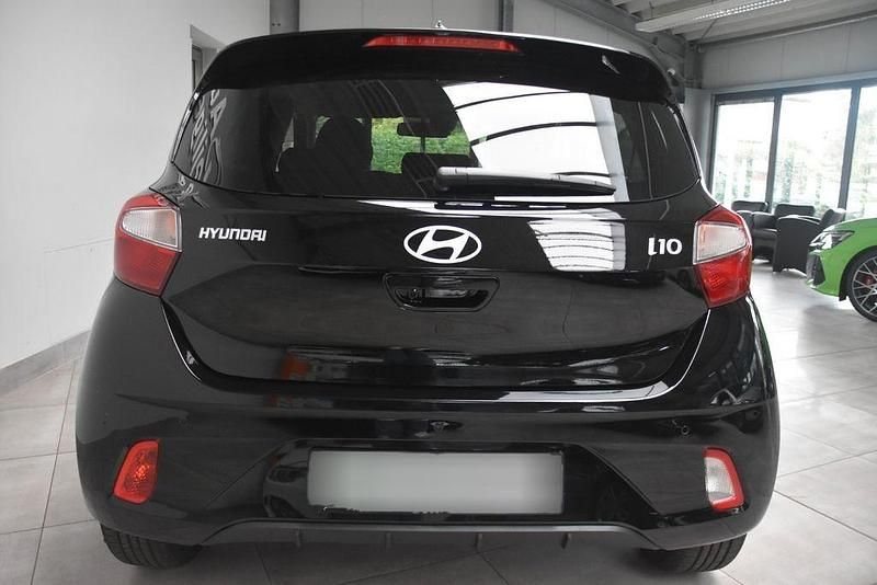 Neu Hyundai i10 Advanced 79 PS (58 kW) 2025 Schwarz metallic Kleinwagen