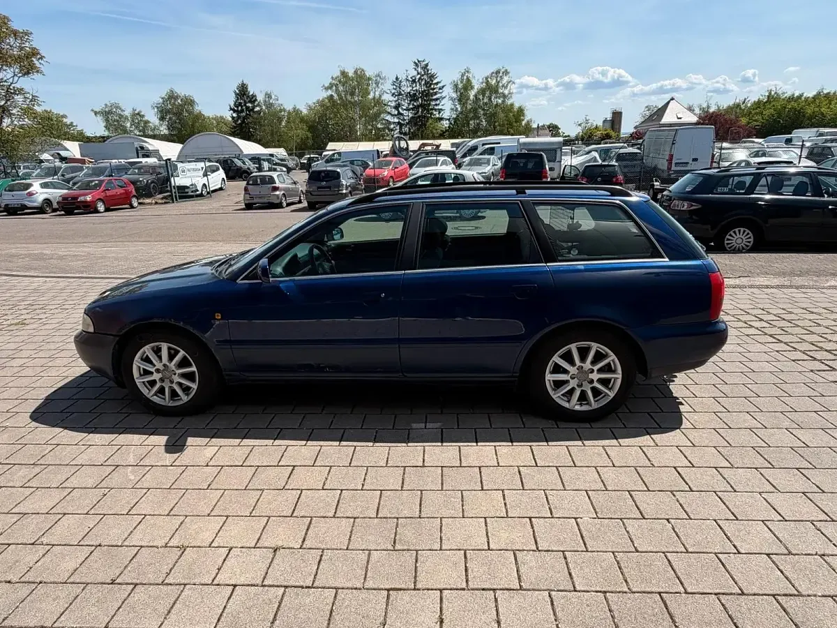 Używany Audi A4 S-Line 165 KM (121 kW) 1998 Niebieski Kombi