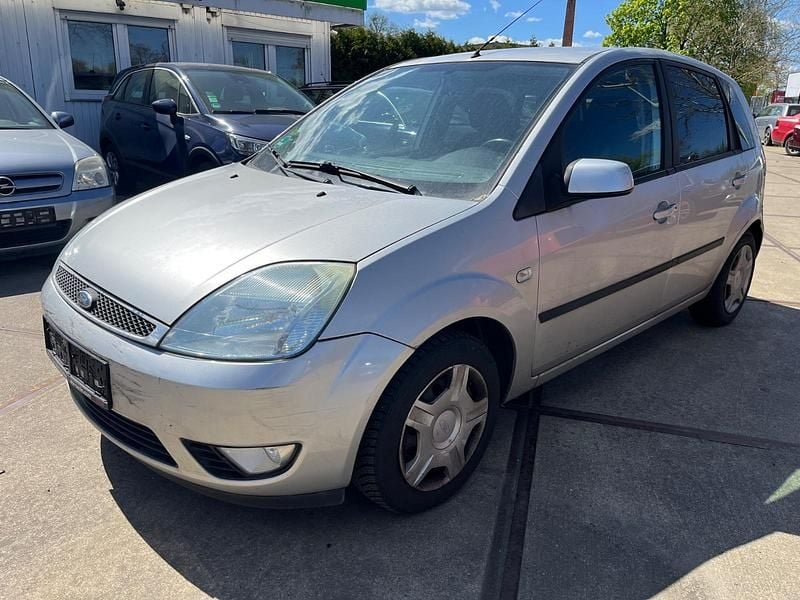 Używany Ford Fiesta 80 KM (58 kW) 2005 Srebrny Hatchback