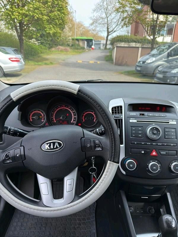 Usado Kia Ceed Spirit 90 CV (66 kW) 2011 Andere farben Utilitario