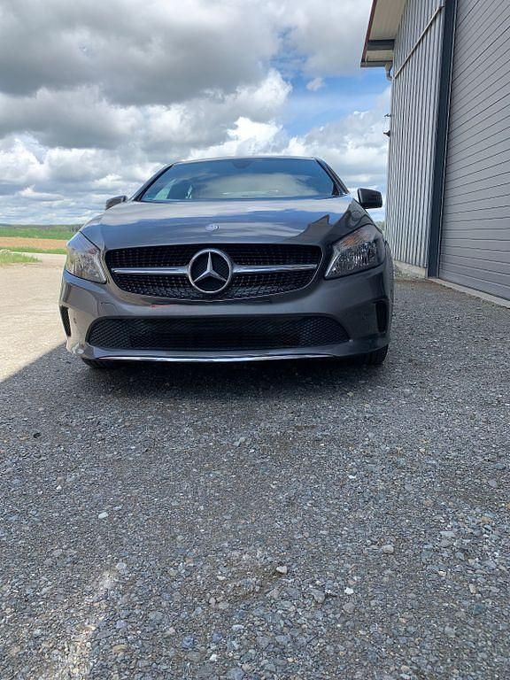 Grau Gebraucht 2017 Mercedes A180 Urban Limousine | 14.500 € (Guter Preis) - Bild 1/4