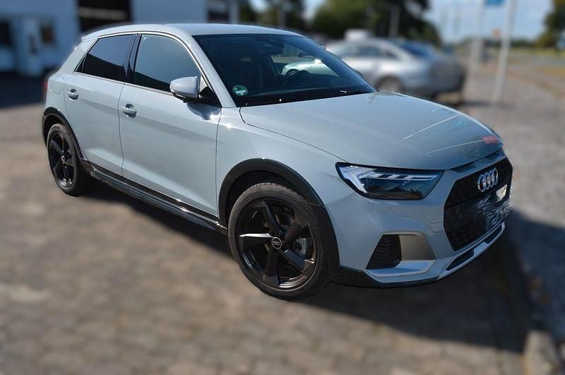 Grau Gebraucht 2023 Audi A1 Sport Kleinwagen | 22.880 € (Fairer Preis) - Bild 1/4