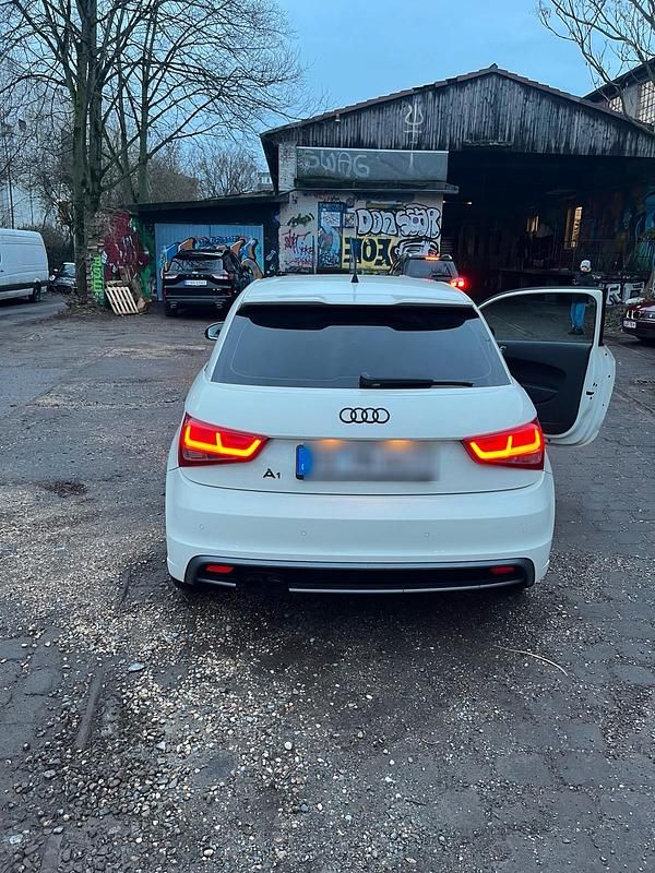Weiß Gebraucht 2011 Audi A1 S-Line Kleinwagen | 7.200 € (Superpreis) - Bild 1/4