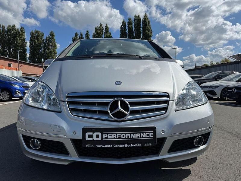 Używany Mercedes A180 109 KM (80 kW) 2011 Czarny Sedan/Limuzyna