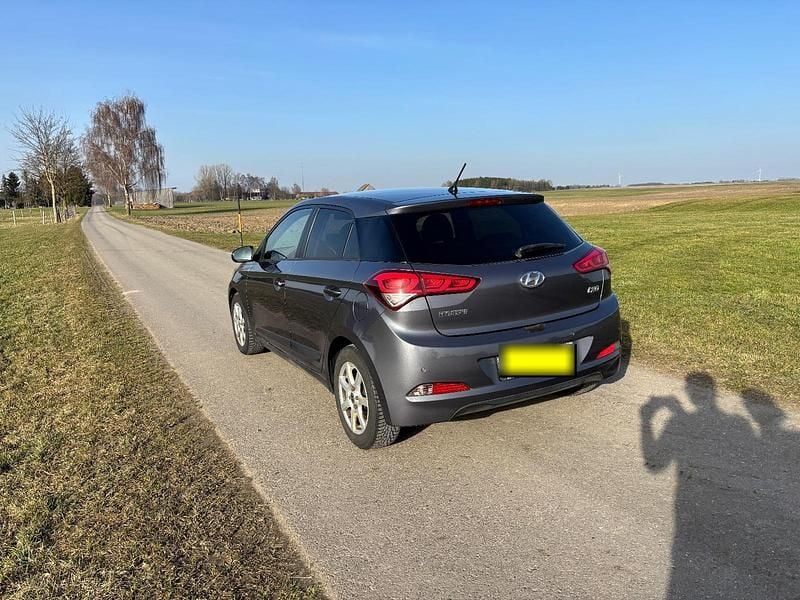 Gebraucht Hyundai i20 90 PS (66 kW) 2016 Kleinwagen