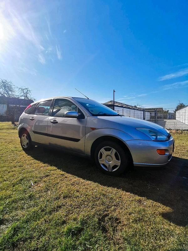 Gebraucht Ford Focus 75 PS (55 kW) 2000 Silber Kleinwagen
