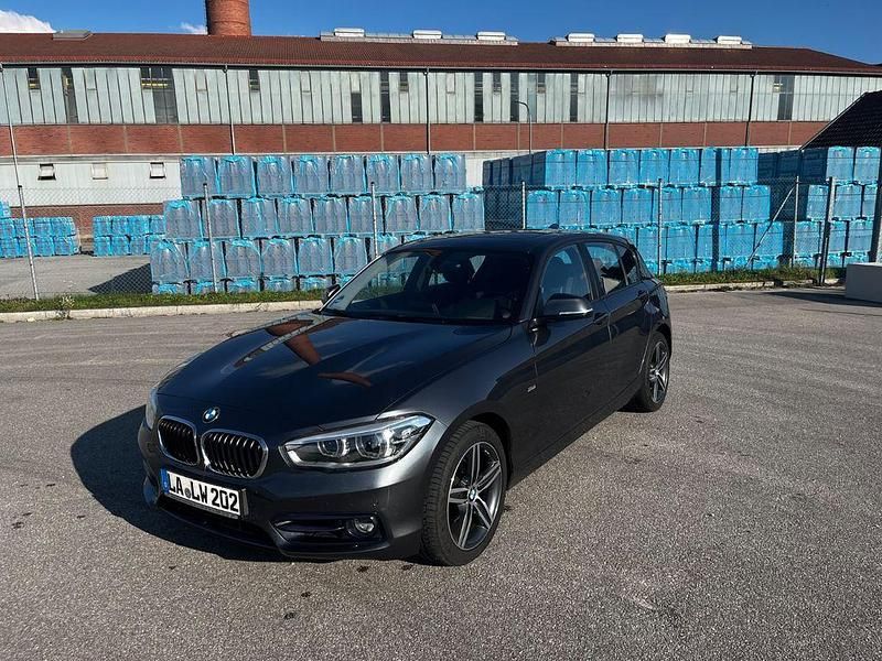 Grau Gebraucht 2017 BMW 120 Sport Line Kleinwagen | 15.300 € (Superpreis) - Bild 1/4