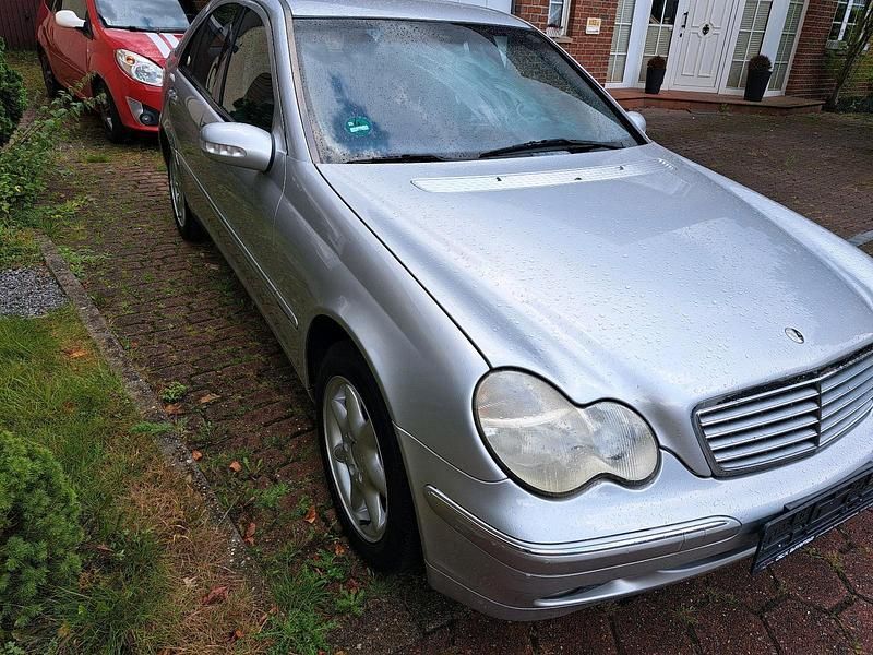 Silber Gebraucht 2004 Mercedes C180 Limousine | 1.200 € (Superpreis) - Bild 1/2