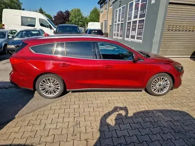 Gebraucht Ford Focus Titanium 120 PS (88 kW) 2019 Rot Limousine