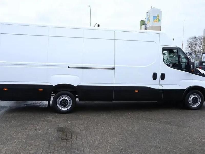Second-hand Iveco Daily 155 CP (114 kW) 2024 Alb Berlinǎ