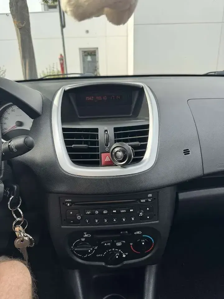 Gebraucht Peugeot 206 60 PS (44 kW) 2009 Weiß Limousine