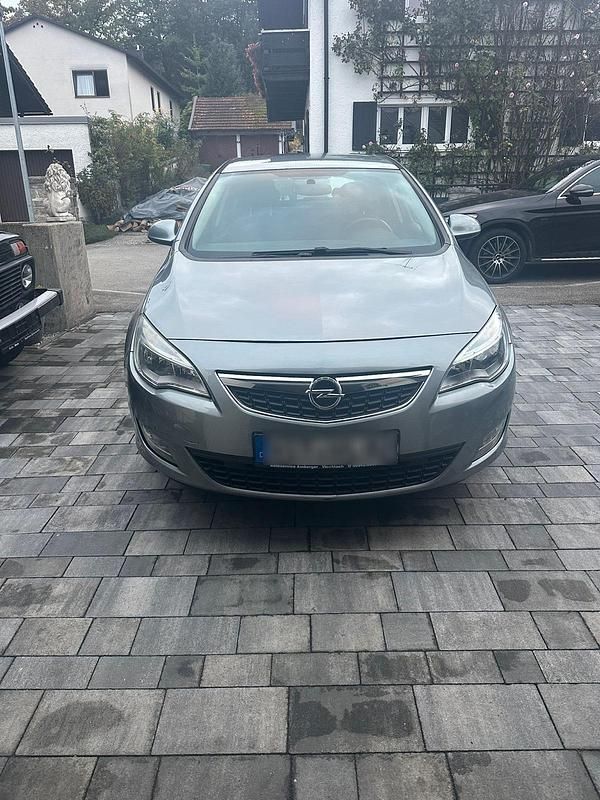 Gebraucht Opel Astra Edition 140 PS (102 kW) 2010 Silber Kleinwagen