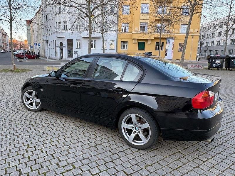 Gebraucht BMW 320 170 PS (125 kW) 2008 Schwarz Limousine