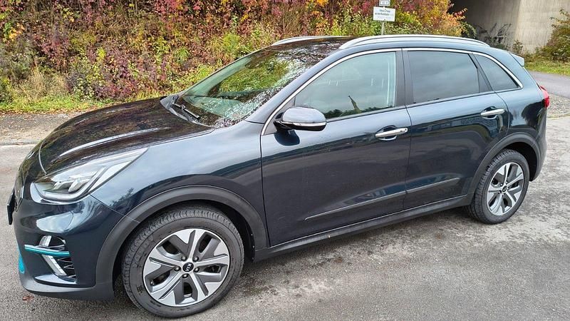 Grau Gebraucht 2021 Kia e-Niro Plus SUV | 18.450 € (Superpreis) - Bild 1/4